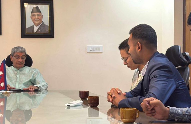 फेसबुकमा ‘अलविदा’ लेखेका डा. श्रेष्ठ गृहमन्त्रीलाई भेटेर दिए धन्यवाद