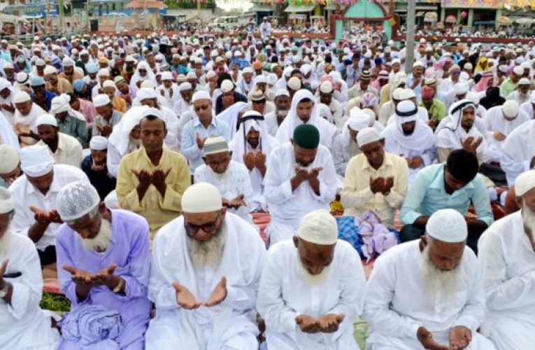 आज बकर इद, मस्जिदहरूमा सामूहिक नमाज पढ्दै मुस्लिम धर्मावलम्बी
