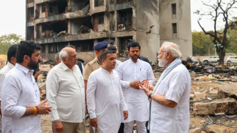 दुर्घटनास्थल पुगे मोदी
