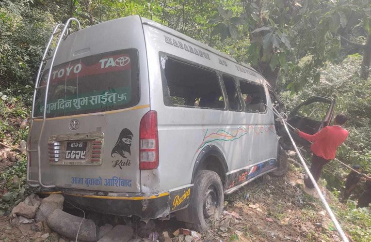 माइक्रो नागढुंगानजिकै ‘८० फिट तल खस्यो