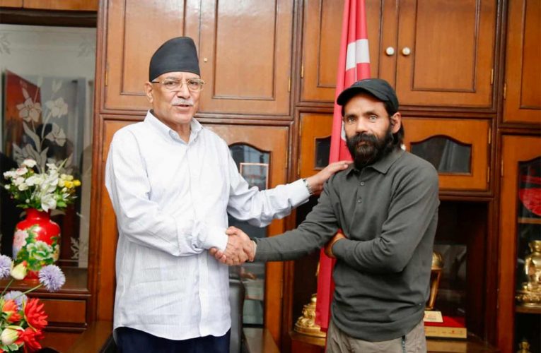 नवराजले प्रचण्डसँग भेट