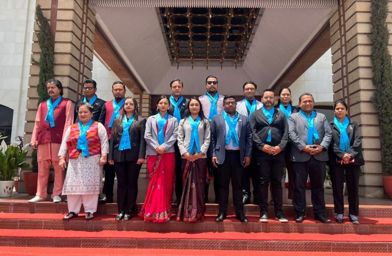 रास्वपाका सांसद निलो रिबन लगाएर संसद् भवनमा