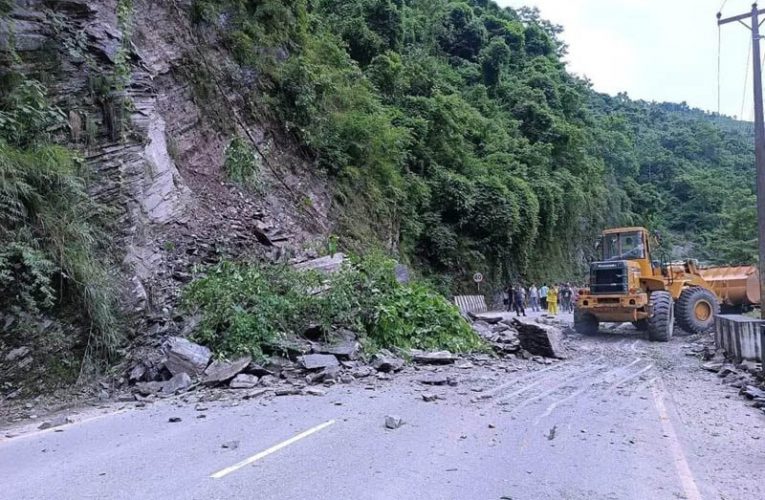 बाढीका कारण अरनिको राजमार्ग पूर्णरुपमा अवरुद्ध