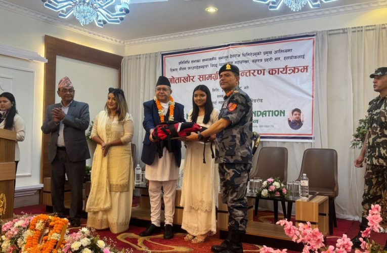 हिकारु गौतम फाउण्डेशनद्वारा शसस्त्र प्रहरी हलचोकलाई गोताखोर सामग्री हस्तान्तरण