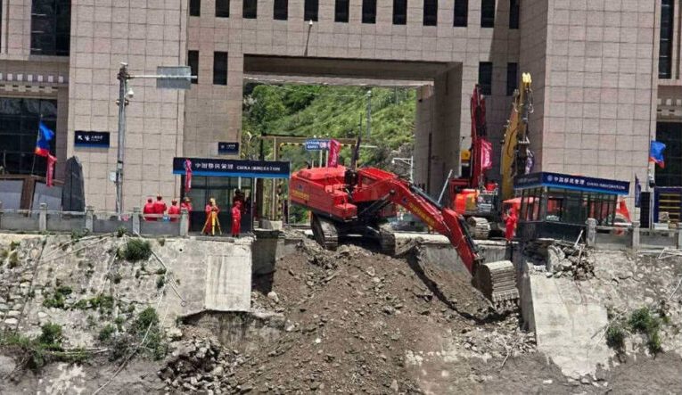 लेन्देखोलामा आएको भीषण बाढीपछि रसुवागढी नाकामा पुनःनिर्माण कार्य तीव्र
