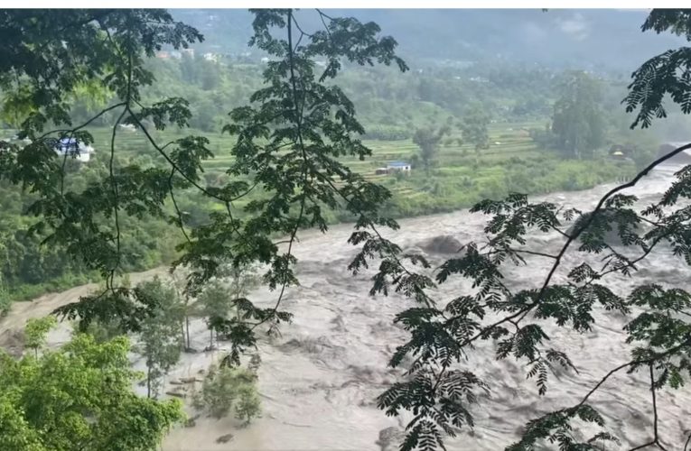 नुवाकोटमा त्रिशुली नदीको बाढीमा फसेका २ जनाको हेलिकोप्टरबाट सकुशल उद्धार