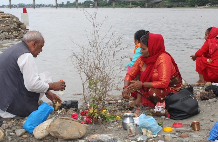 हरिशयनी एकादशीको अवसरमा कालीगण्डकी नदीमा स्नान गर्ने श्रद्धालुको घुइँचो