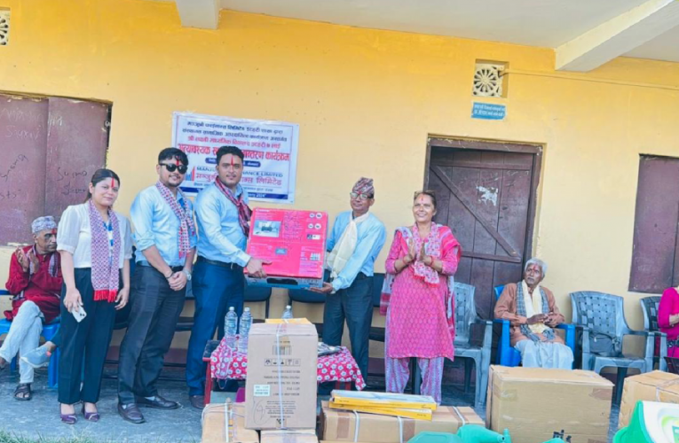मन्जुश्री फाइनान्सद्वारा विद्यालयलाई शैक्षिक सामग्री सहयोग