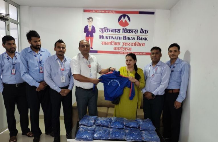 मुक्तिनाथ विकास बैंकद्वारा नवप्रभाव विद्यालयका विद्यार्थी र सुर्खेत अस्पतालमा सहयोग