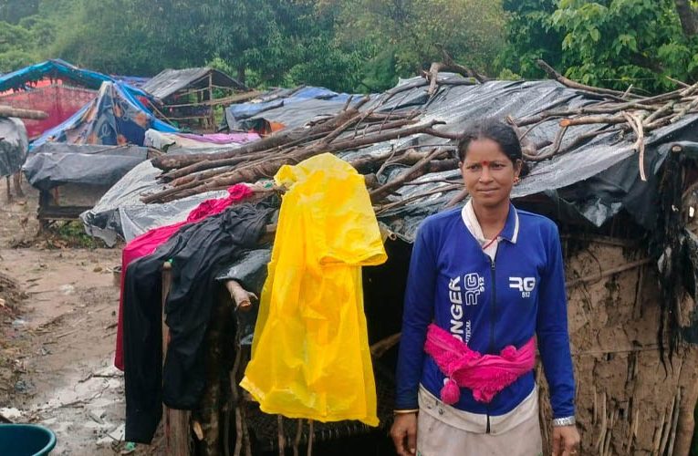 बाढीको जोखिमले राजमार्ग छेउ बस्न बाध्य वनहराका भूमिहीन परिवार