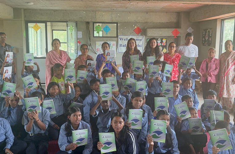 सांग्रिला डेभलपमेन्ट बैंकद्वारा विद्यार्थीलाई स्टेशनरी सामग्री वितरण