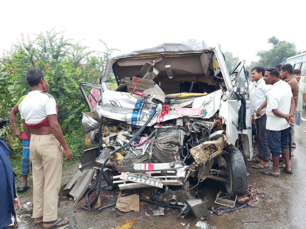 सुनसरीमा बस र माइक्रो ठोक्किँदा ३ को मृत्यु, १६ जना घाइते