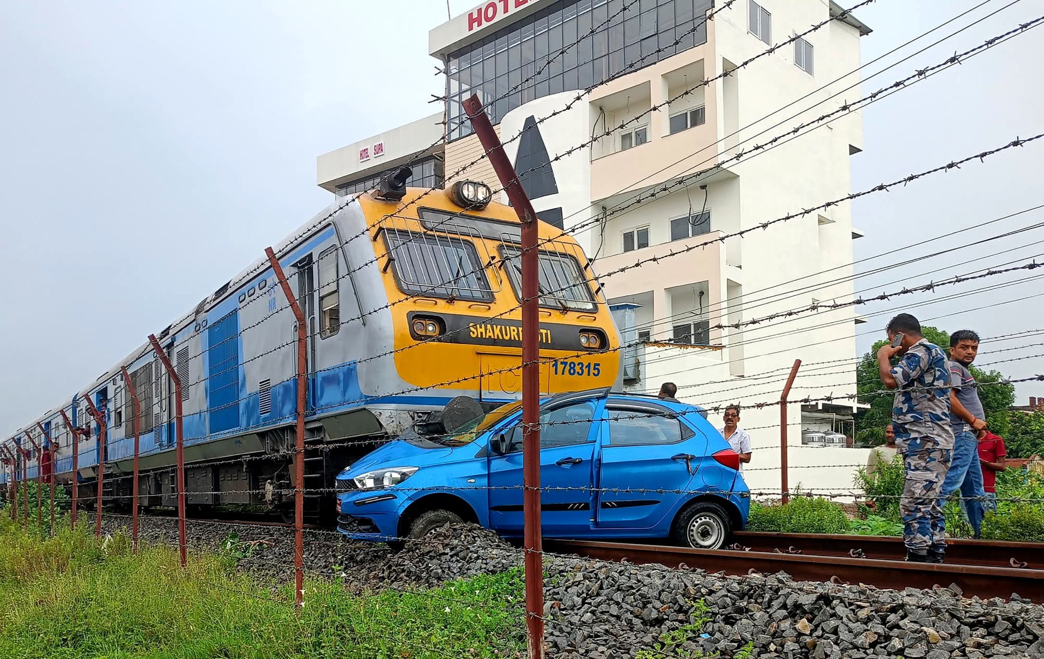 जनकपुरमा रेल र कार ठोक्किएपछि…