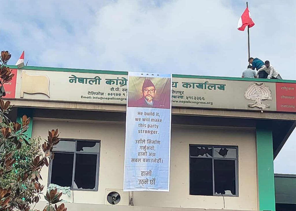 कांग्रेस कार्यकर्ताले केन्द्रीय कार्यालयमा राखे झण्डा र बीपीको फोटो