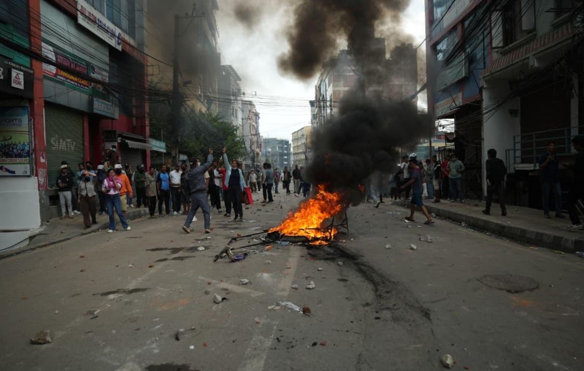 माधव नेपाल, शंकर पोखरेल, गोकर्ण विष्टलगायतको घर तोडफोड