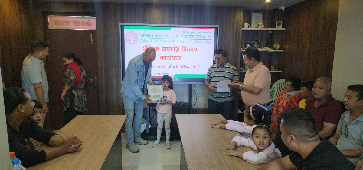 आभाष साकोसद्वारा शैक्षिक सामाग्री वितरण