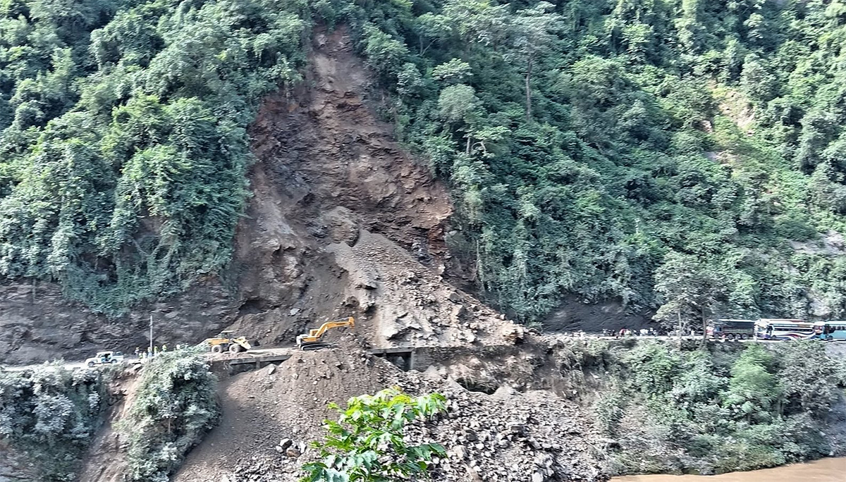 राजमार्गमा पहिरै पहिरो
