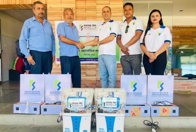 कामना सेवा विकासद्वारा मेची आँखा अस्पताललाई वाटर प्यूरिफायर र मोबाइल चार्जिङ स्टेशन हस्तान्तरण