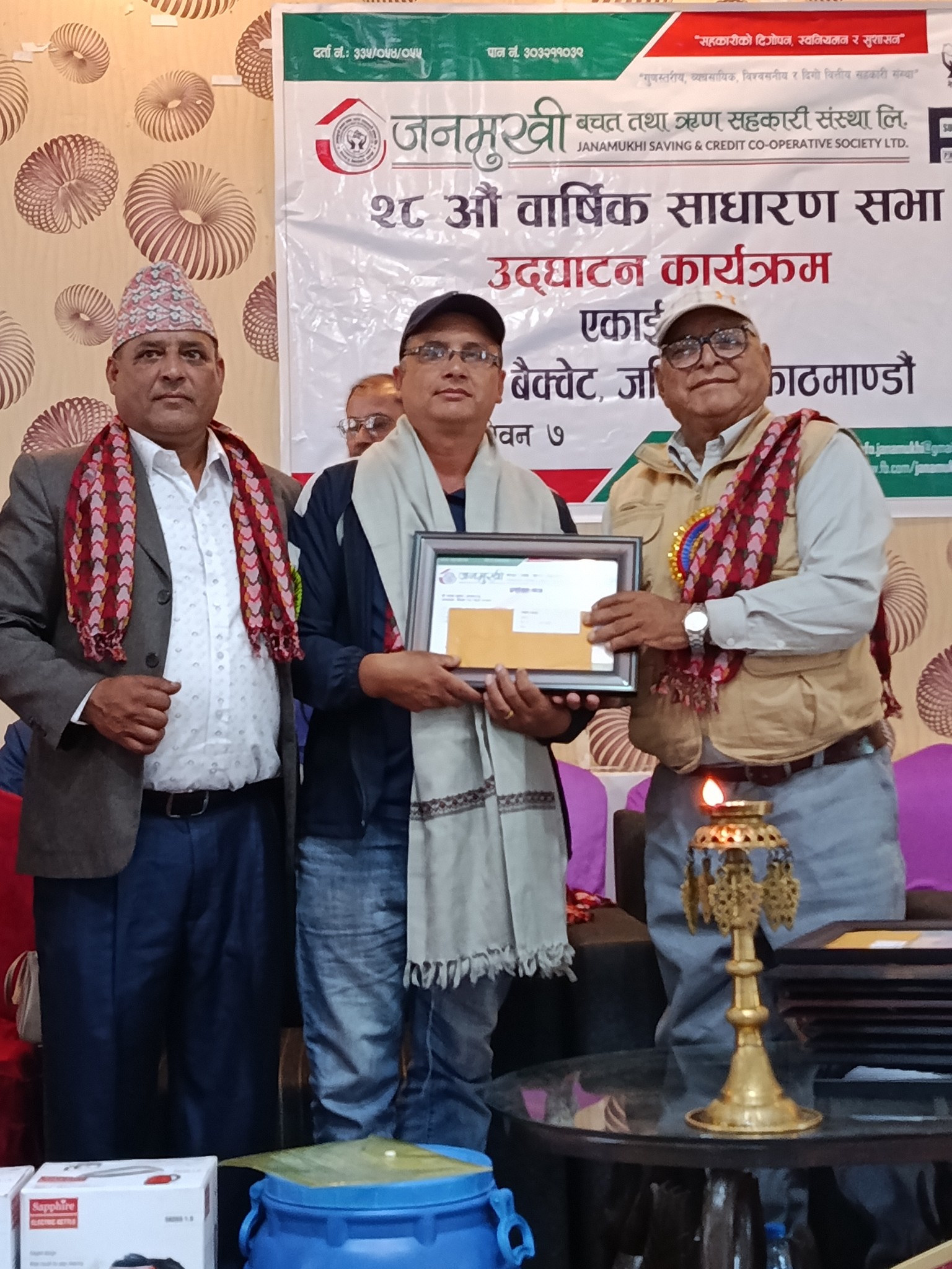 जनमुखी साकोसद्वारा नेपालपत्रन्युजका सम्पादक खड्का सम्मानित
