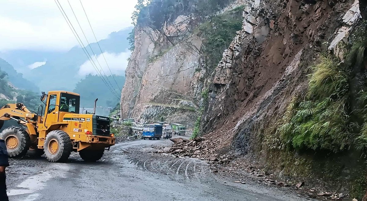 मुग्लिन-नारायणगढ सडकको पहिरो हटाउने काम जारी