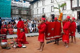 गोरखाको फूलपाती यसरी भित्र्याइयो हनुमान ढोकामा