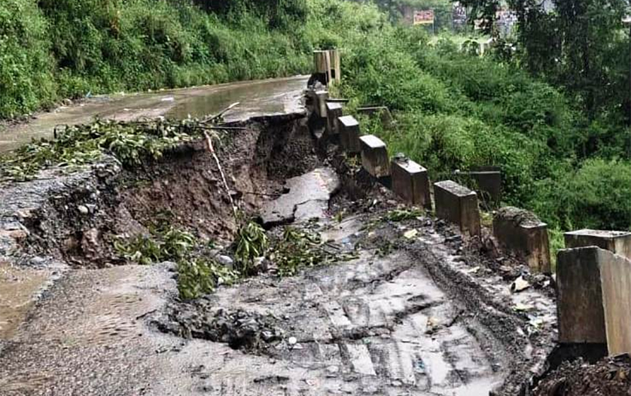 काभ्रेभन्ज्याङ –पात्लेखेत खण्डमा सडक भासियो