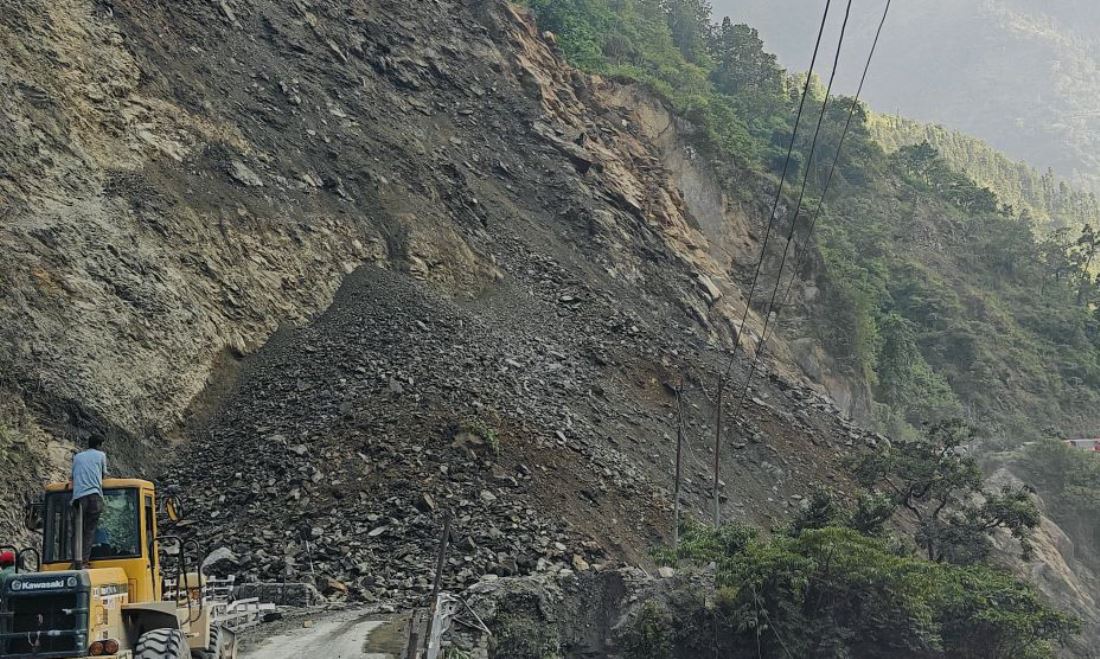 पहिरोमा पुरिएर इलाममा १८ जनाको मृत्यु