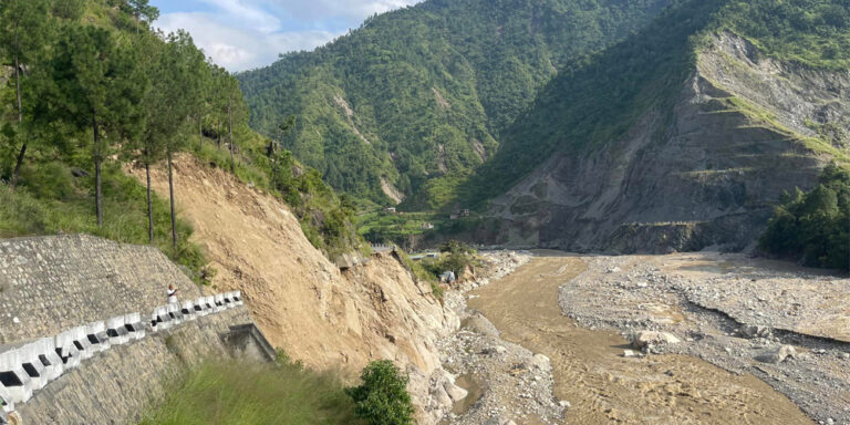 रोशी खोलाले गर्यो ९ स्थानभन्दा बढी ठाउँमा सडक कटान, १ हजारभन्दा बढी यात्रु अलपत्र
