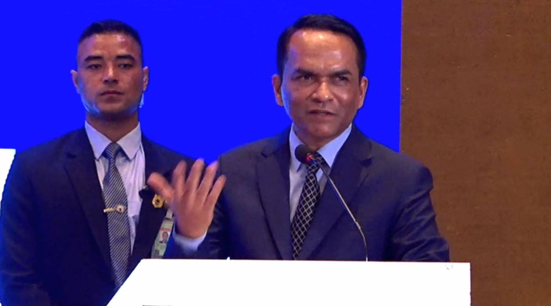 उच्च मनोबलकासाथ काम गर्नुहोस्, उत्पादन बढाउनुस्’ : गभर्नर पौडेल