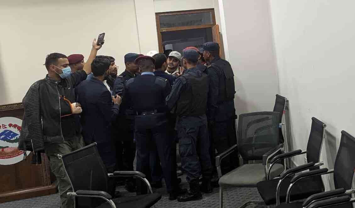 प्रधानमन्त्रीले नभेटेपछि कार्यालयभित्रै छिर्‍यो शाही समूह