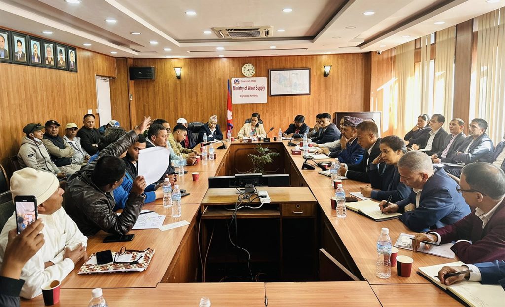 चार दिनदेखि मेलम्ची खानेपानी ठप्प, वार्तामा बस्दै