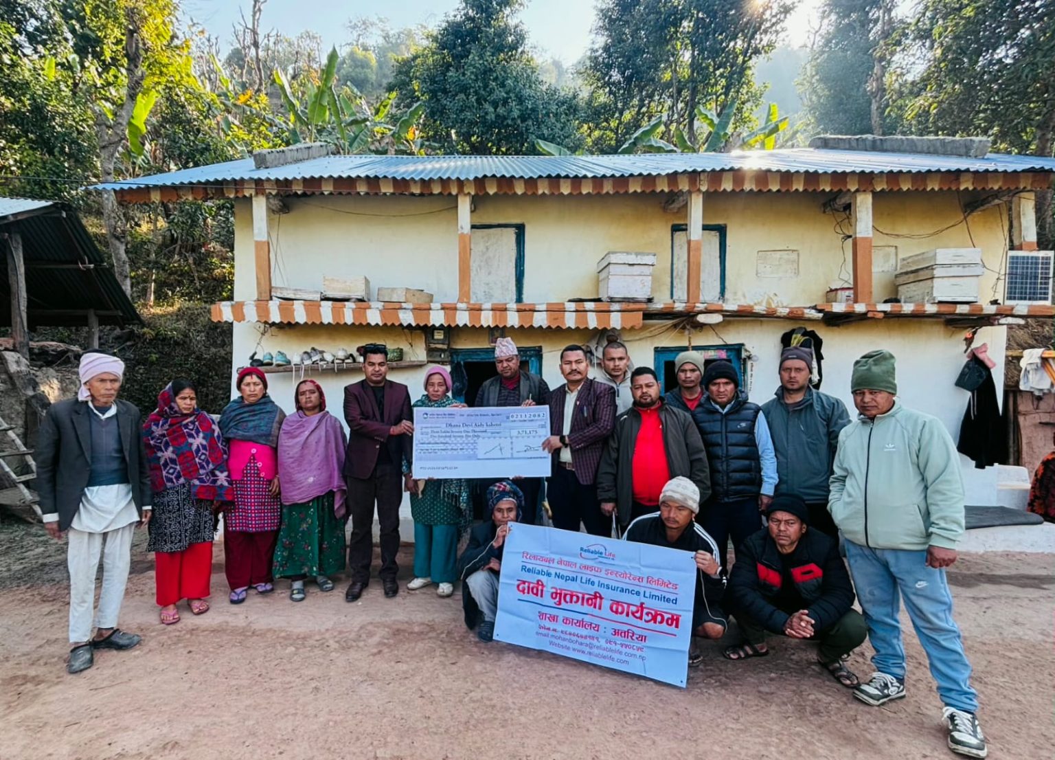 बीमितको घरमै गएर रिलायबल नेपाल लाइफले दियो दाबी भुक्तानी