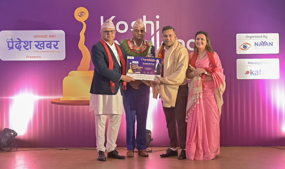 कोशी एक्सिलेन्स अवार्डबाट प्रभु महालक्ष्मी लाइफका सीईओ सन्तोष प्रसाई सम्मानित