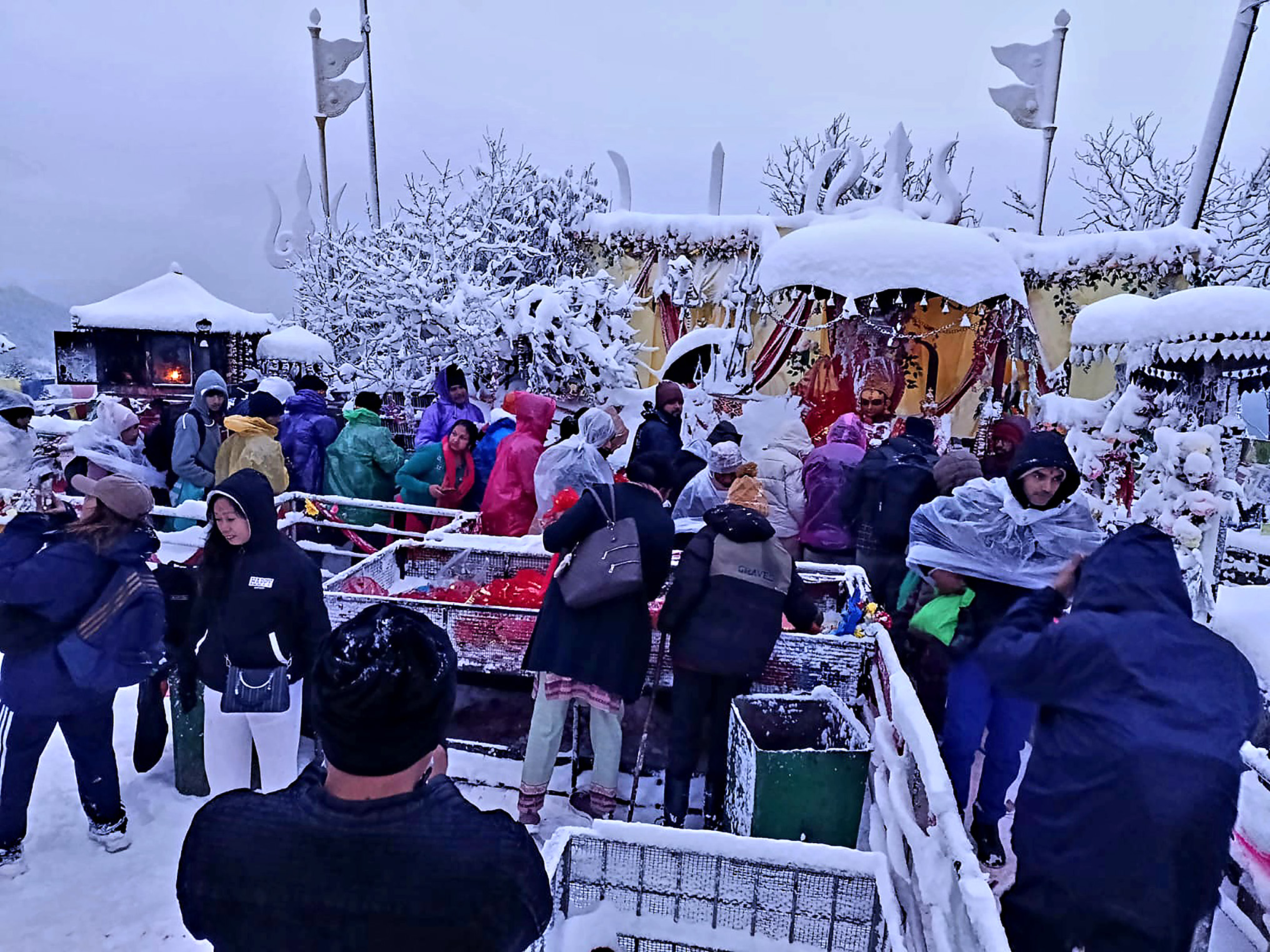 पाथीभरामा हिमपात, दर्शनार्थीहरूको घुइँचो