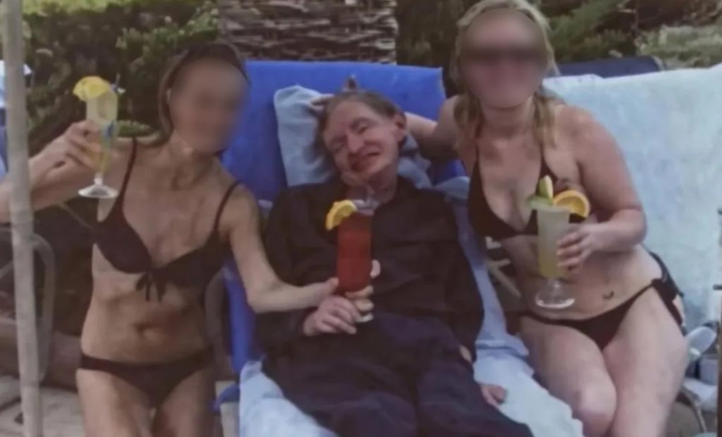 दायाँबायाँ बिकिनी गर्ल्स, बीचमा वैज्ञानिक हकिङ