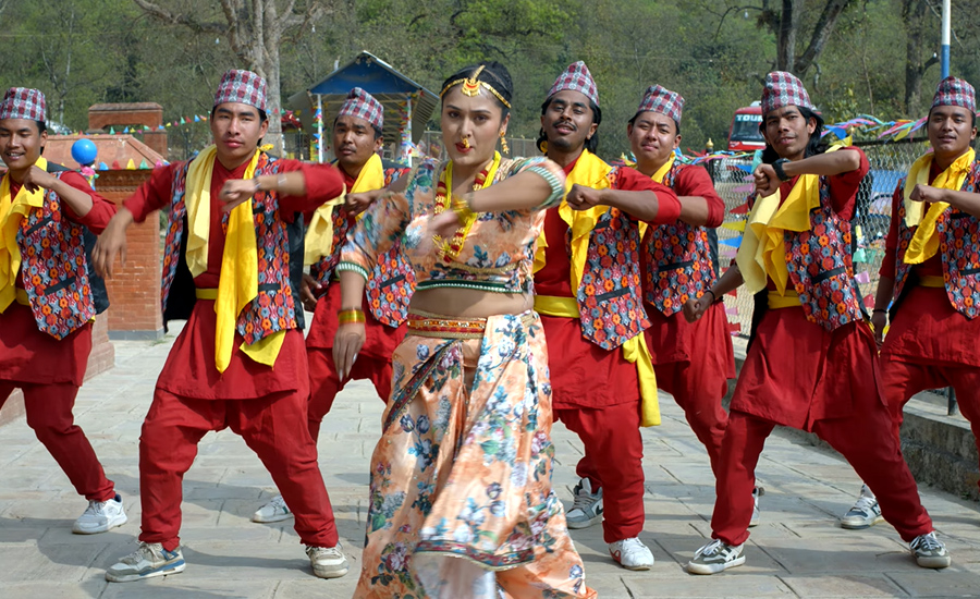 ‘हामी तीन भाई’ को गीतमा जान्वीसहितका कलाकारको छमछमी