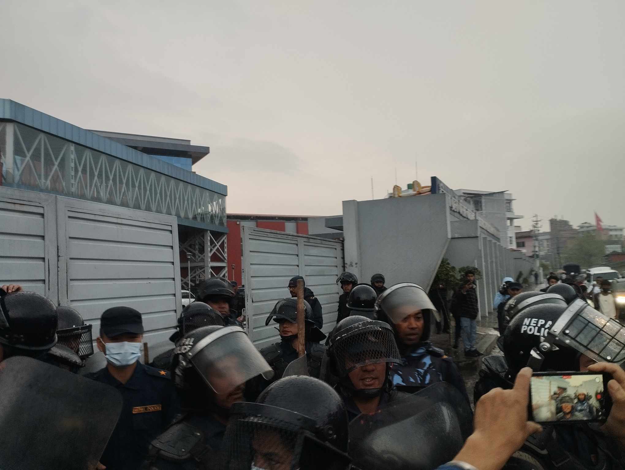 ओली र लेखकलाई जिल्ला प्रहरी परिसर काठमाडौंमा राखिने,भोलि अदालतमा पेस गरिने