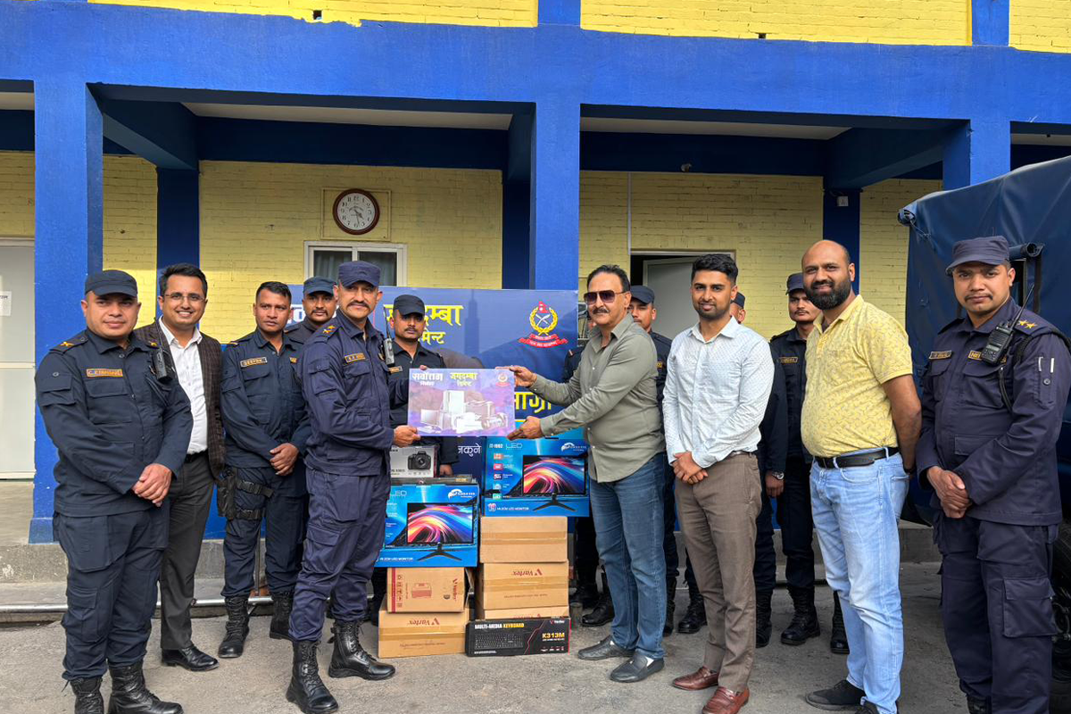 सर्वोत्तम तथा जगदम्बा सिमेन्टद्वारा नेपाल प्रहरीलाई आवश्यक सामग्री हस्तान्तरण