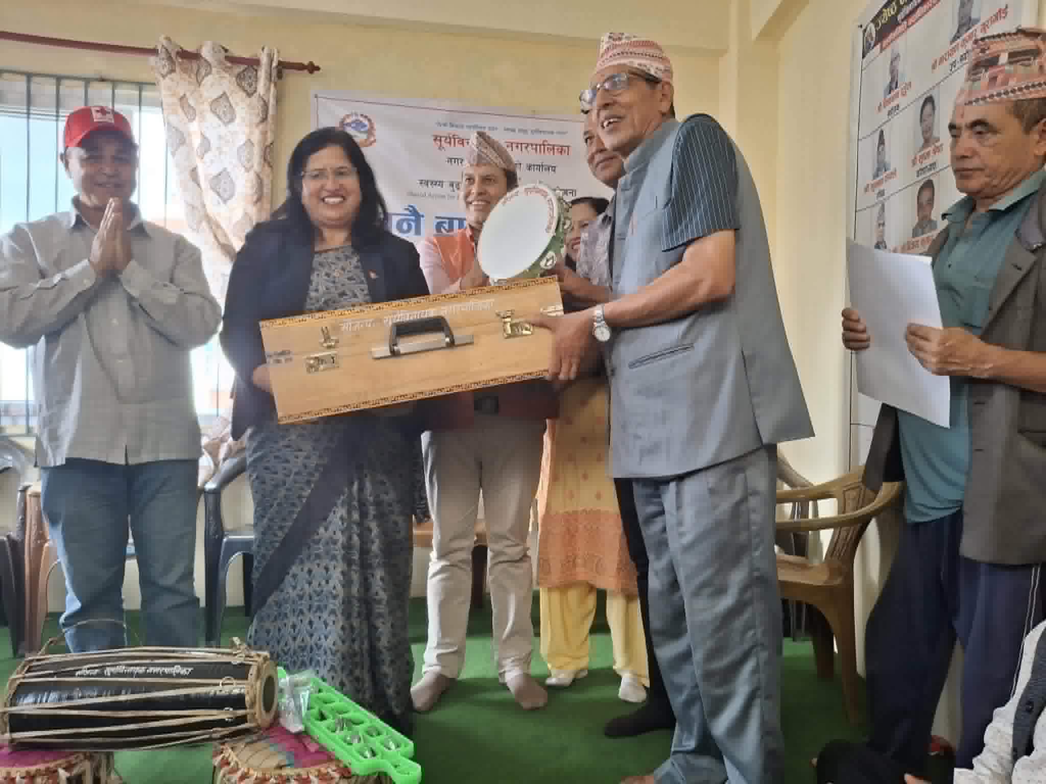 बालकोटमा जेष्ठ नागरिकहरुलाई तीन दिने जनै बाट्ने तालिम,नगरपालिकाद्धारा बाध्यबादन हस्तान्तरण