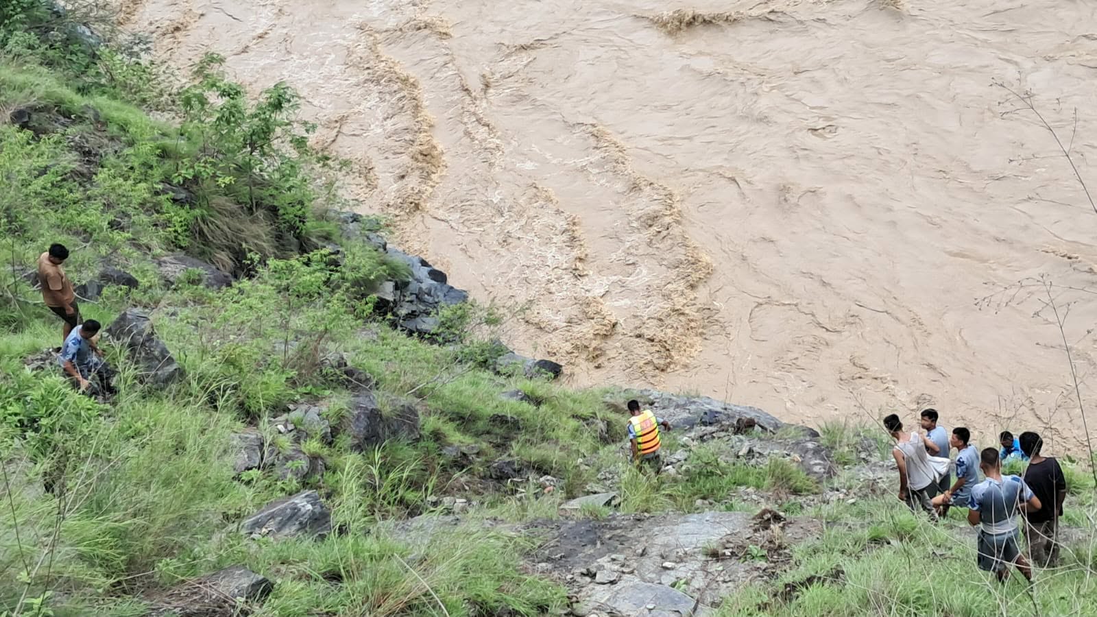 गोतखोर टोलीले कर्णाली नदीमा बेपत्ता गाडी र यात्रुको खोजी गर्ने