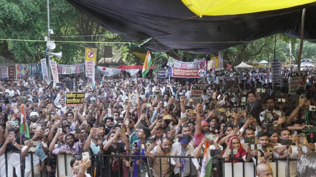 कक्रोच जनता पार्टीले गर्यो शुक्रबार देशव्यापी विरोध प्रदर्शनको आह्वान