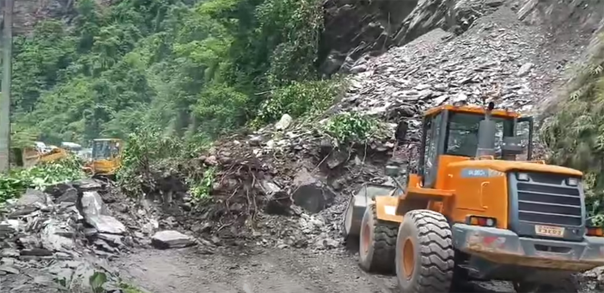 बाढी र पहिरोले देशभरका मुख्य राजमार्ग अवरुद्ध