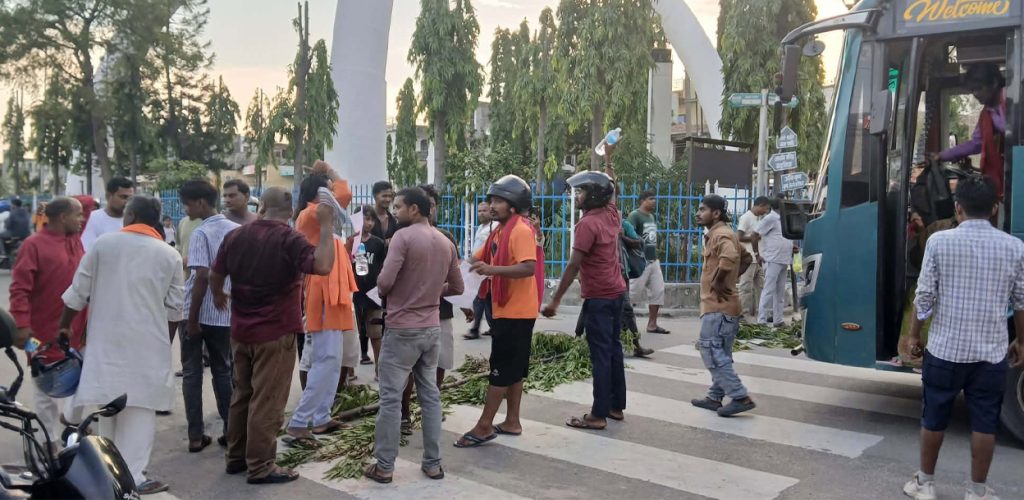 जनकपुरमा प्रधानमन्त्रीको तस्वीर जलाइयो