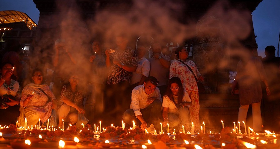बाढीमा परी निधन भएकाको सम्झनामा दीप प्रज्वलन