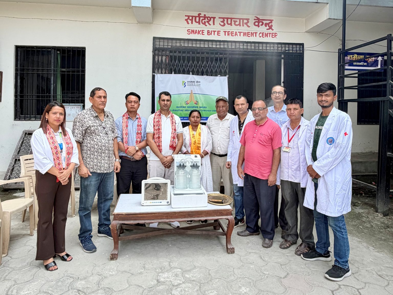कामना सेवा विकास बैंकद्वारा दमक रेडक्रसलाई सर्पदंश उपचार उपकरण सहयोग