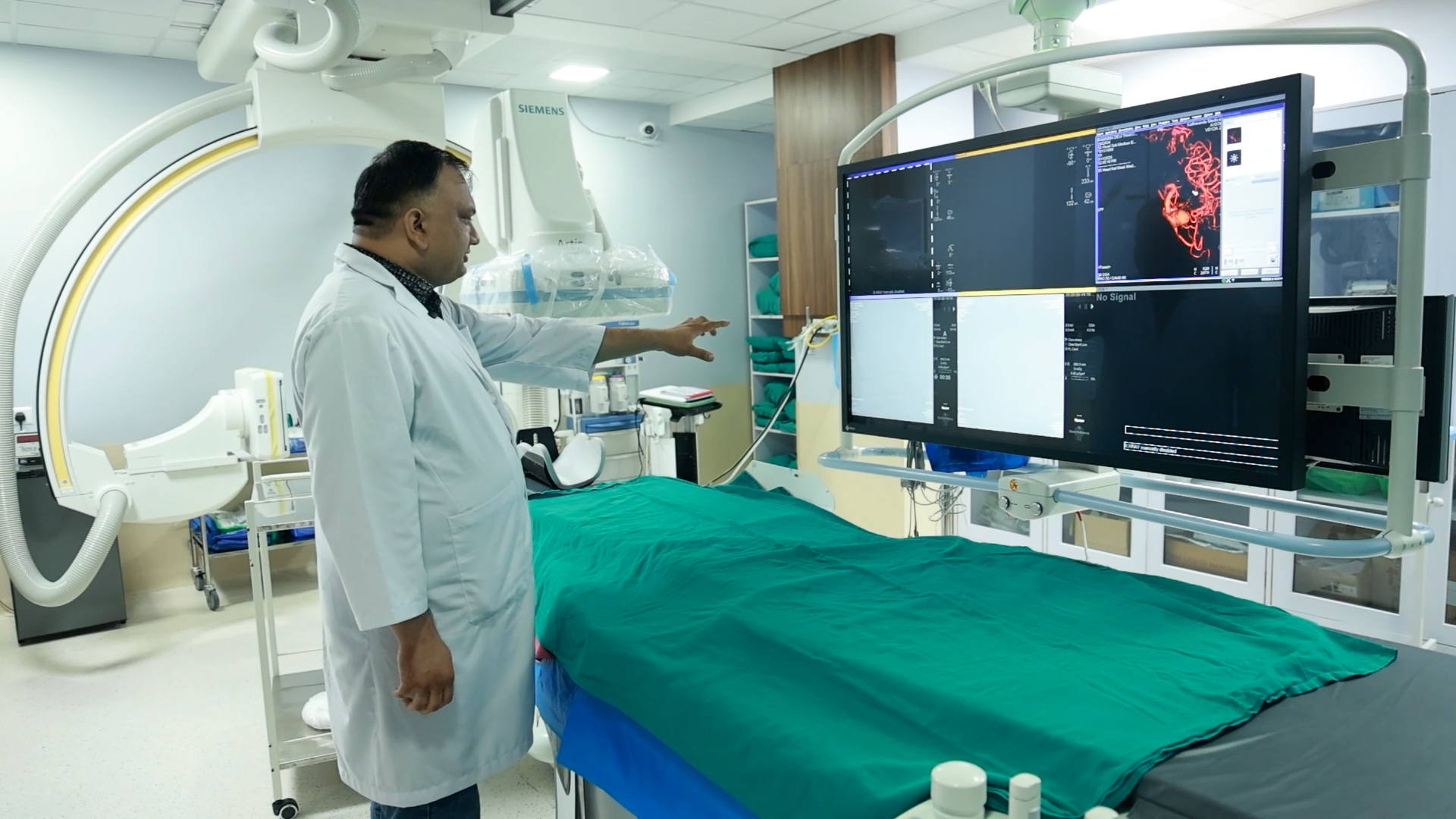 केएमसीमा नेपालमै पहिलो पटक मस्तिष्कको अवरुद्ध नसा चिरफारबिनै खोलियो