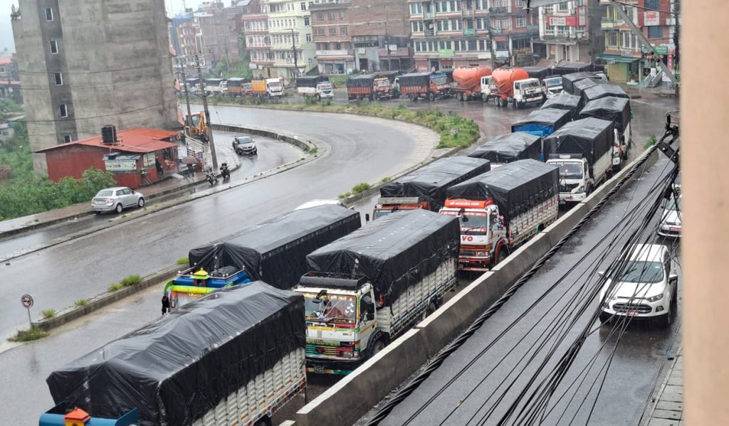 बीपी राजमार्ग अवरुद्ध,सवारीसाधन धुलिखेलमा ‘होल्ड’