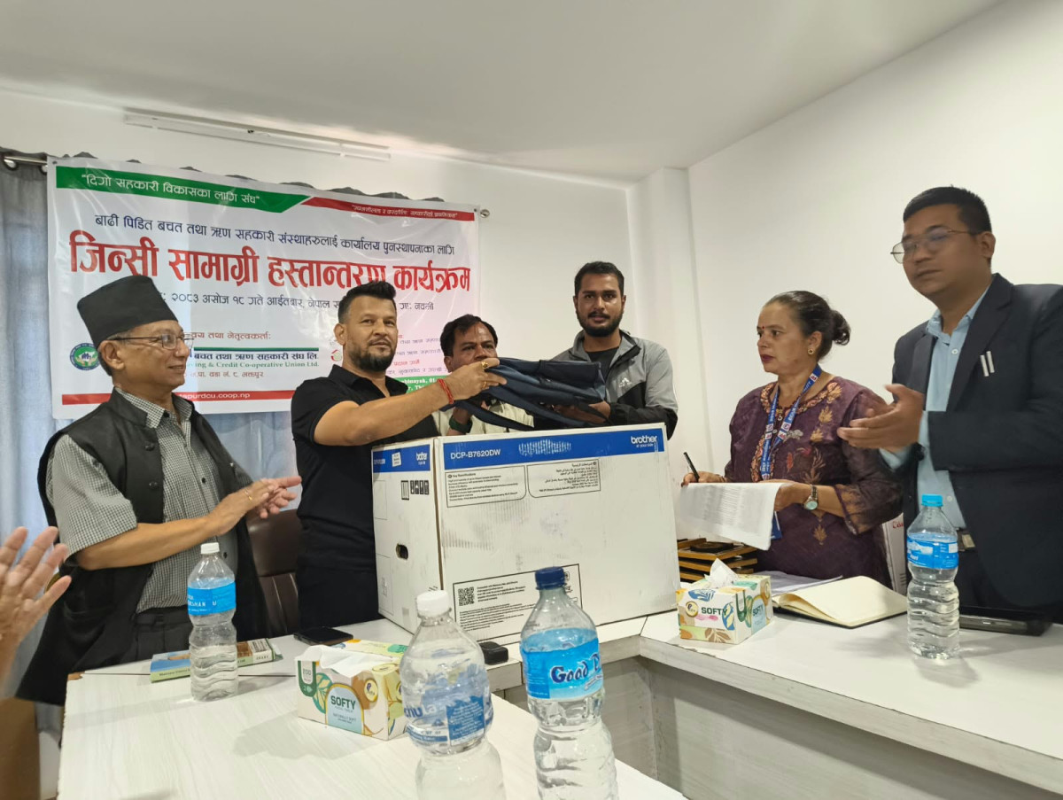 भक्तपुर बचत संघद्वारा बाढीपीडित सहकारीको पुनःस्थापनाको लागि जिन्सी सामग्री हस्तान्तरण