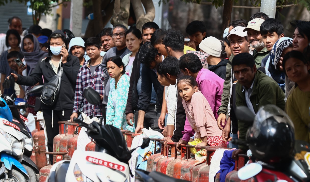 सरकार र उद्योगीको लाचारीले उपत्यकामा ग्यासको कृत्रिम अभाव